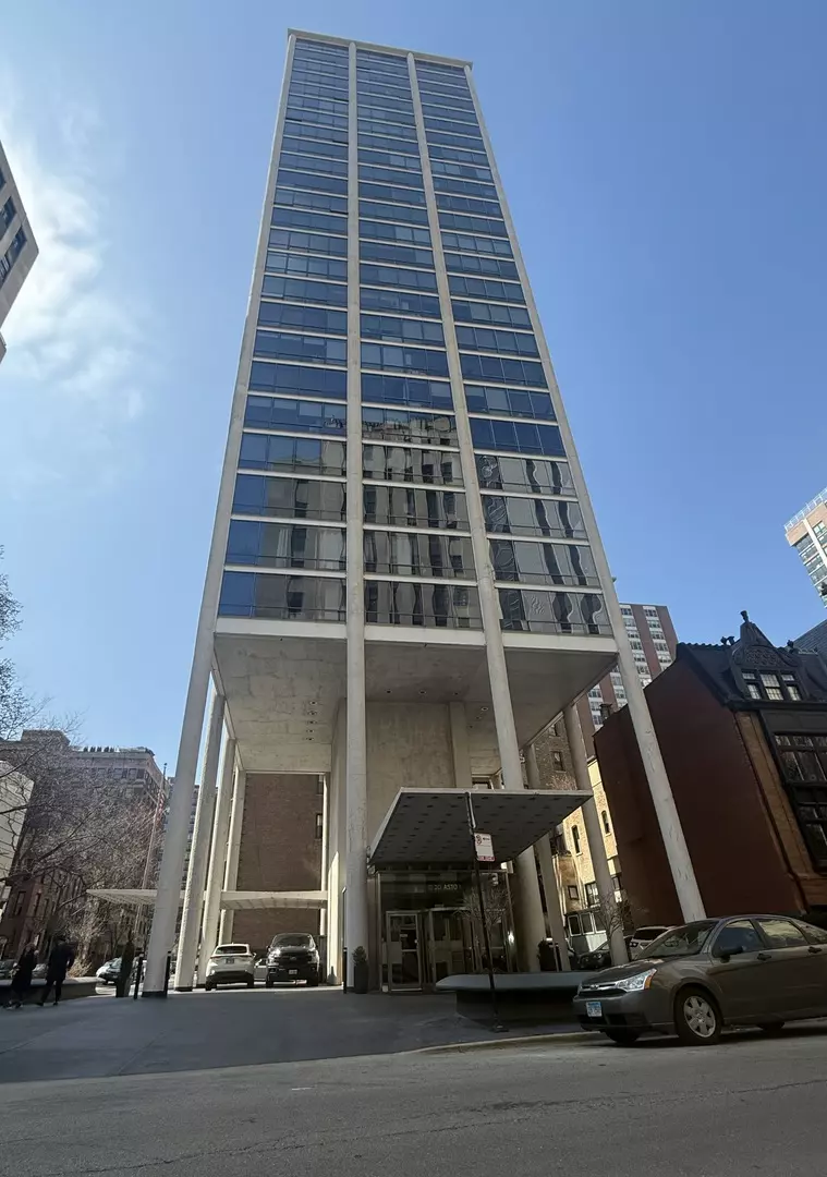 Chicago, IL 60610,1300 N Astor Street #6B