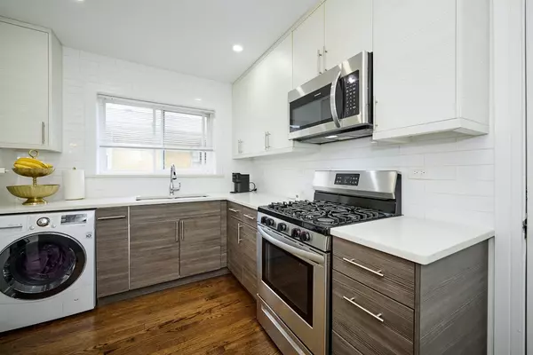 Chicago, IL 60659,6021 N DAMEN Avenue #202