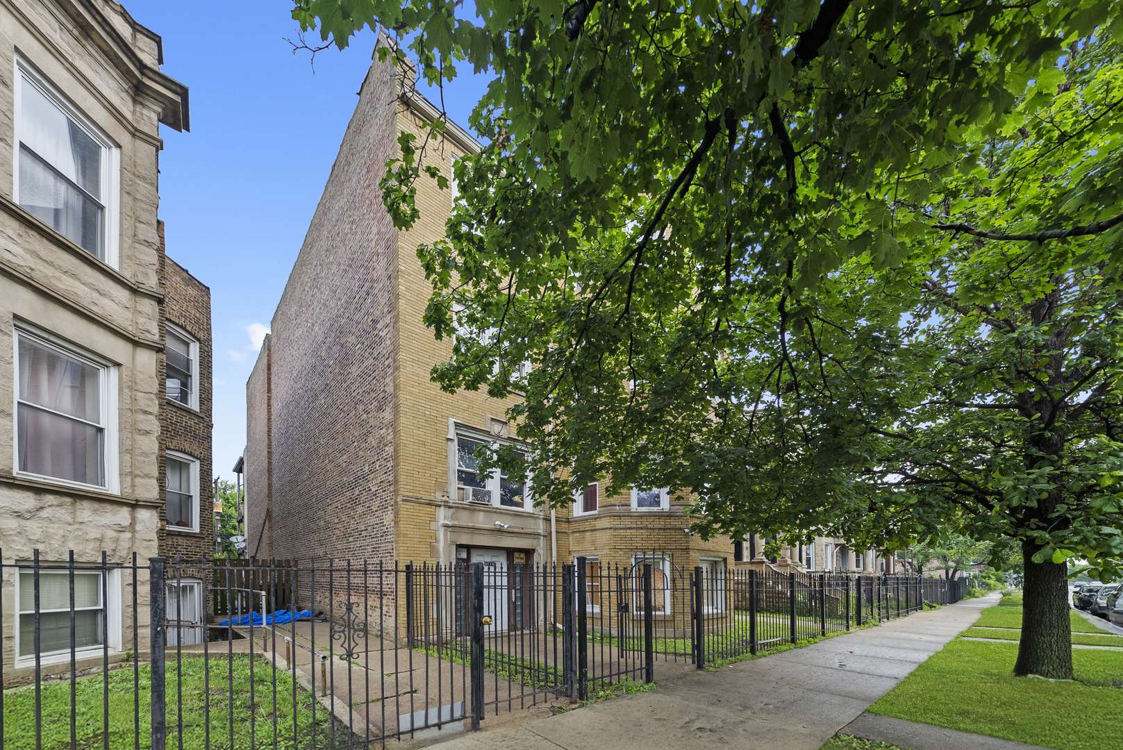 Chicago, IL 60624,3916 W Congress Parkway