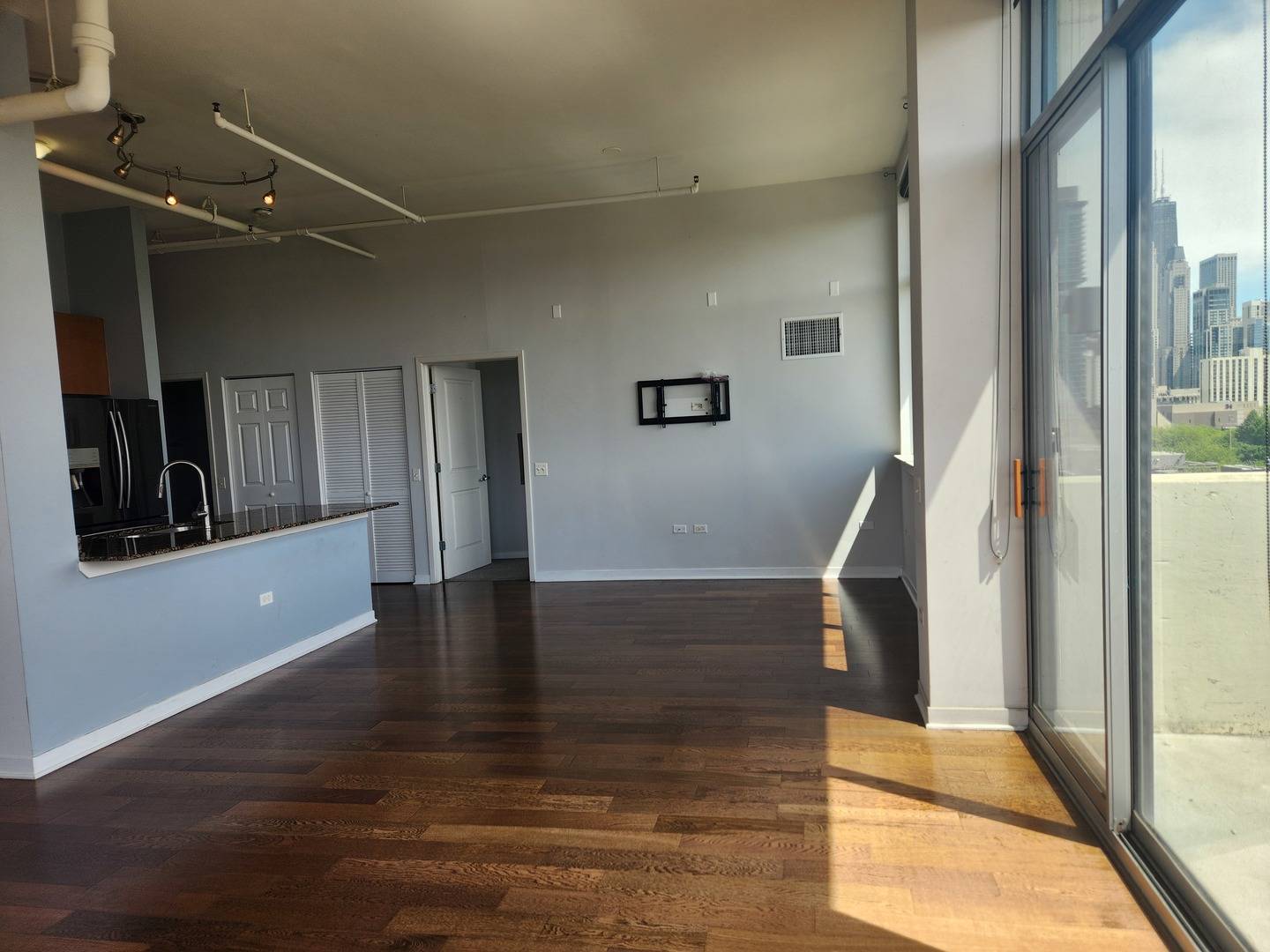 Chicago, IL 60610,511 W Division Street #812