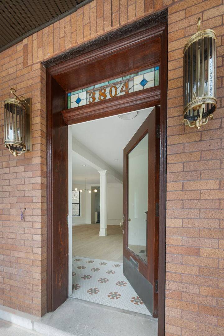 Chicago, IL 60618,3804 N Leavitt Street