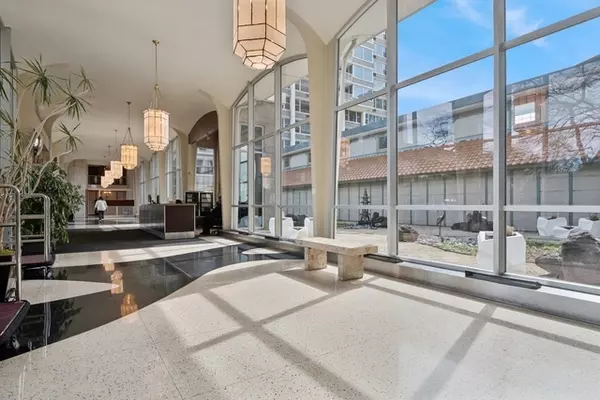Chicago, IL 60613,4250 N MARINE Drive #1810