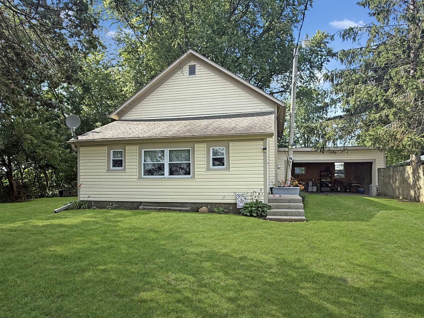 5843 W Stephenson Street Road, Freeport, IL 61032
