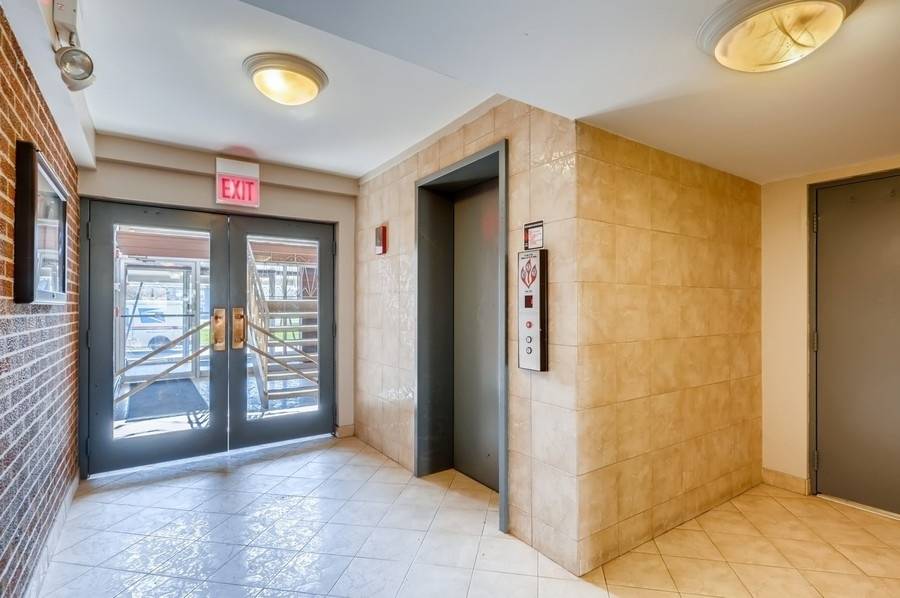 Arlington Heights, IL 60005,2206 S Goebbert Road #409