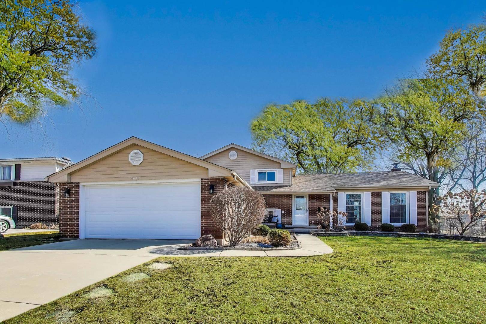 2023 N Shenandoah Drive, Arlington Heights, IL 60004