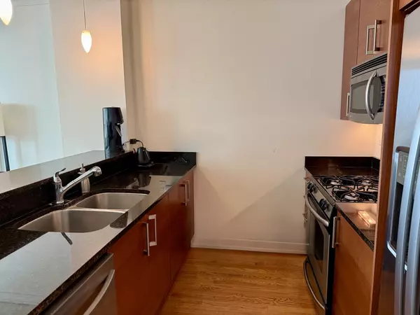 Evanston, IL 60201,1570 Elmwood Avenue #1008