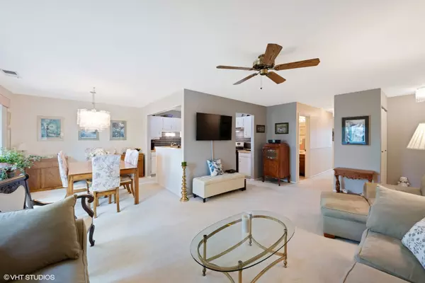 Wheeling, IL 60090,1538 Heather Court #B2