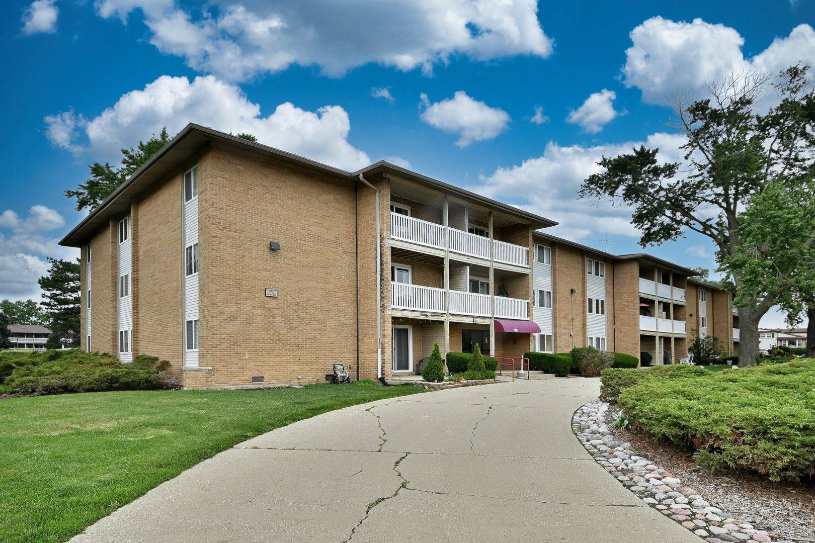 Des Plaines, IL 60016,960 Beau Drive #205