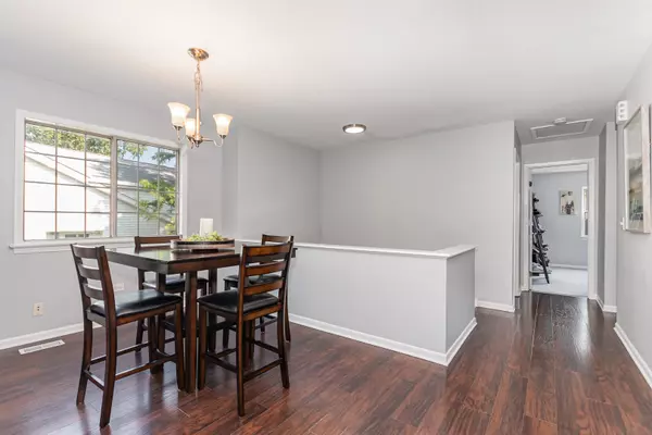 Cary, IL 60013,20 Willow Circle