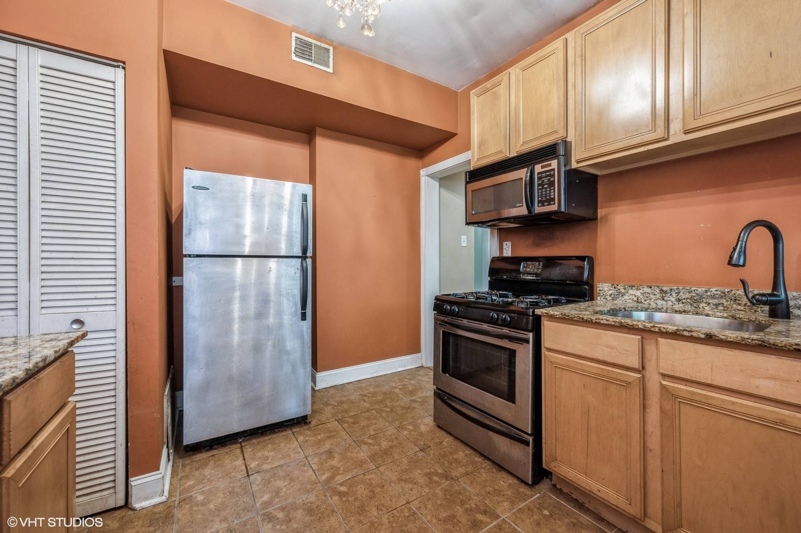 Chicago, IL 60618,2316 W Byron Street #2