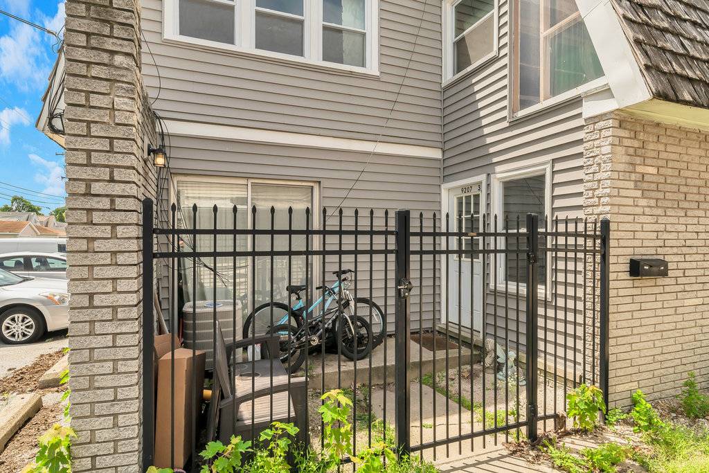 Evergreen Park, IL 60805,9207 S Kedzie Avenue #3