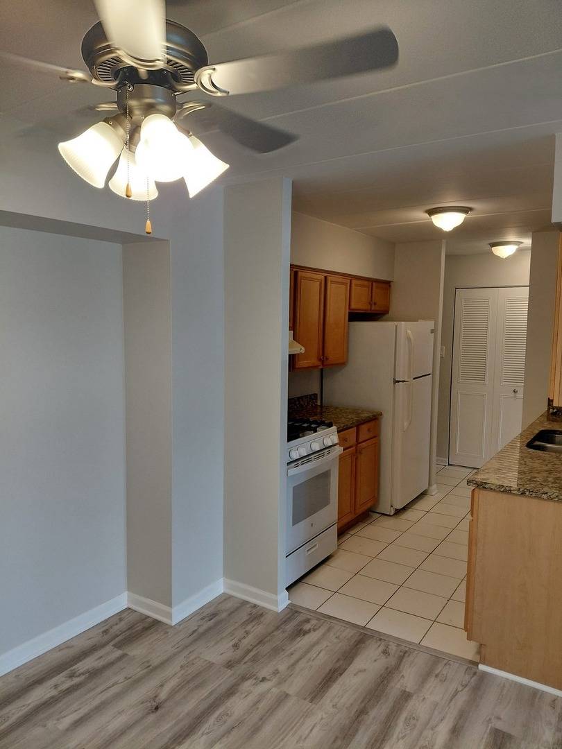 Schaumburg, IL 60193,300 S Roselle Road #222