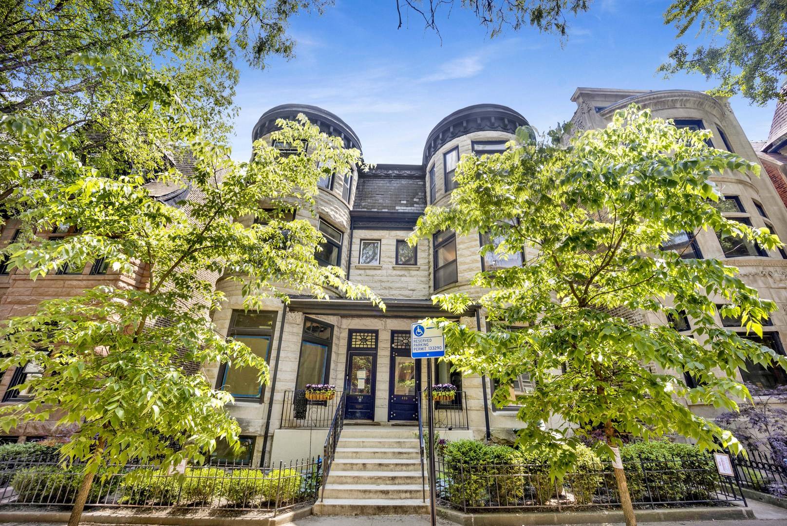435 W Roslyn Place #2E, Chicago, IL 60614