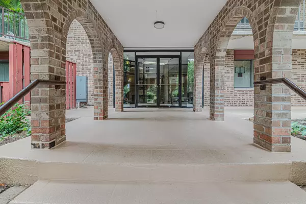 Palatine, IL 60074,35 S Baybrook Drive #201