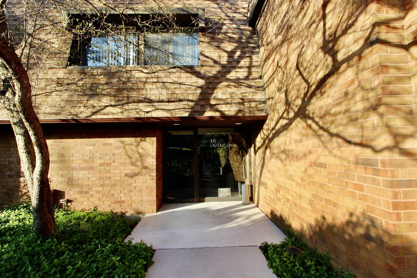 Buffalo Grove, IL 60089,10 Old Oak Drive #103