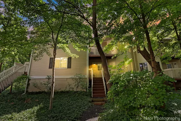 Round Lake, IL 60073,337 W Treehouse Lane #11-2