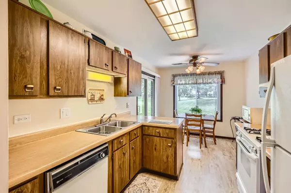 Palatine, IL 60074,905 E Kings Row #1