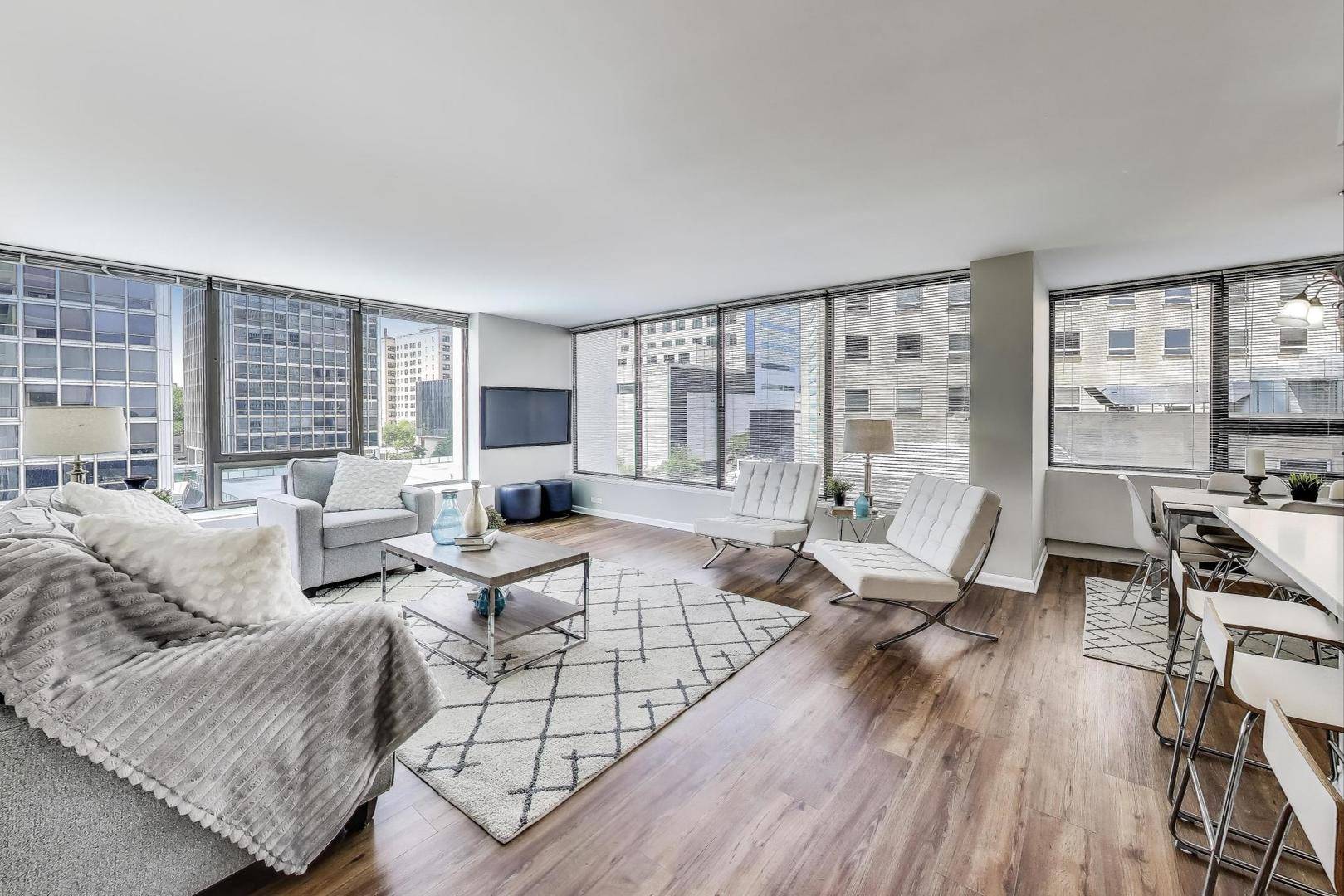 Chicago, IL 60657,2800 N LAKE SHORE Drive #517