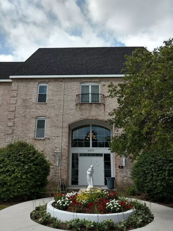 Rolling Meadows, IL 60008,5201 Carriageway Drive #302C