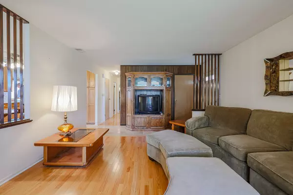 Mount Prospect, IL 60056,1725 W Magnolia Lane