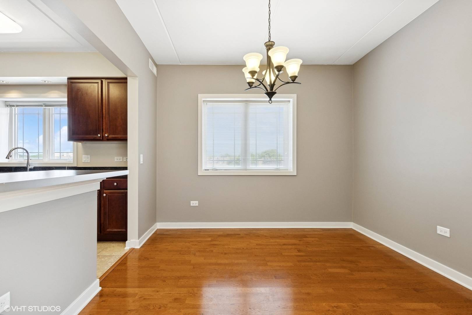 Chicago, IL 60625,5588 N Lincoln Avenue #404