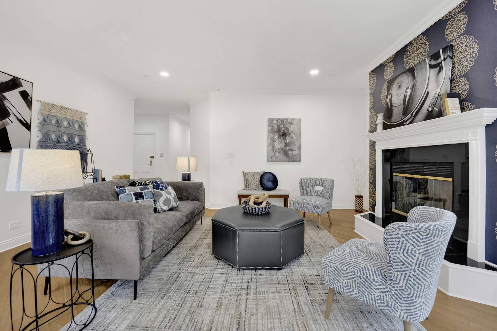 Chicago, IL 60640,941 W Argyle Street #3W