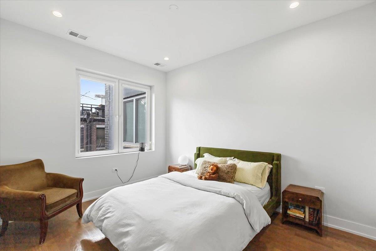 Chicago, IL 60612,2217 W Madison Street #309