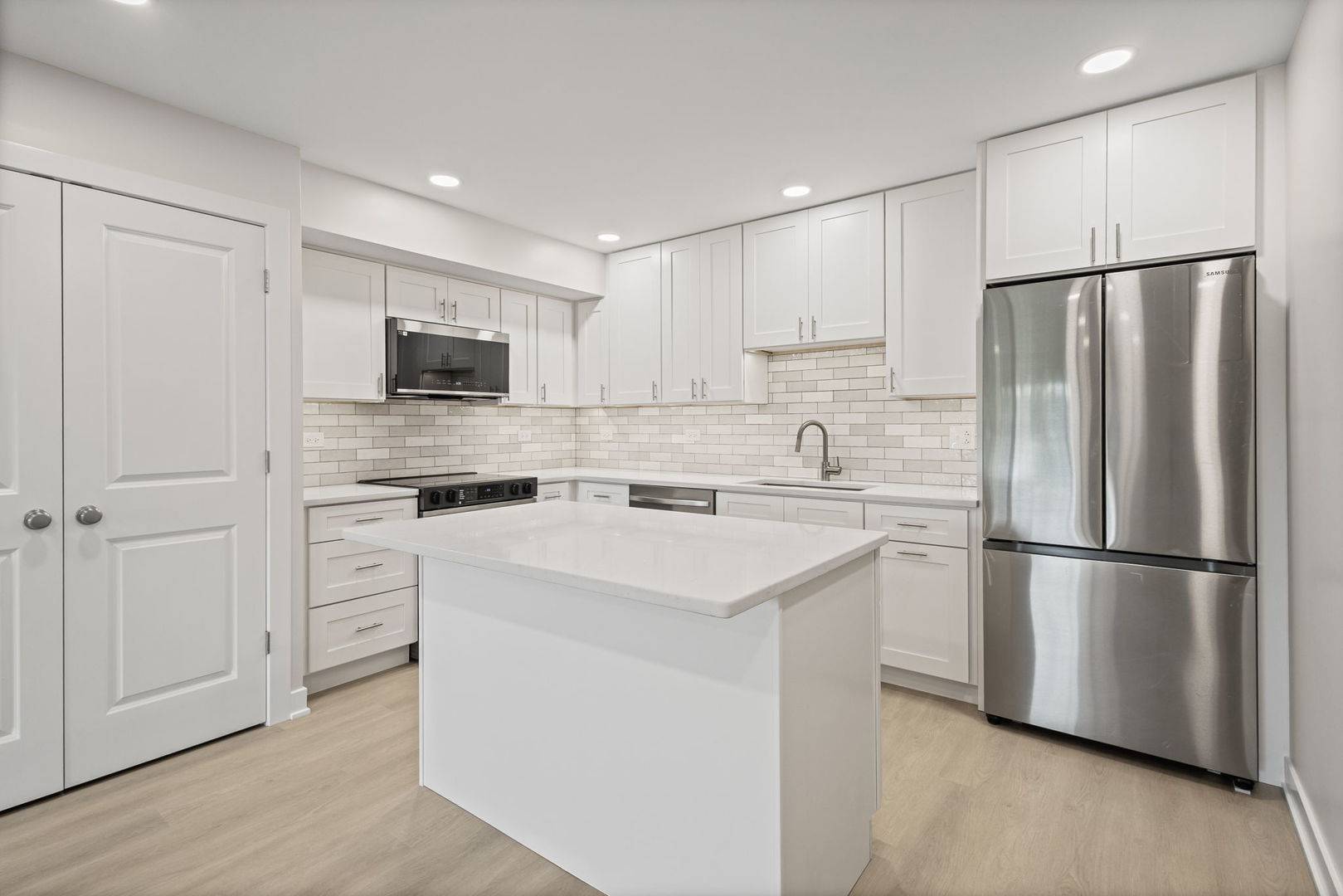 Palatine, IL 60067,113 W Brandon Court #E11