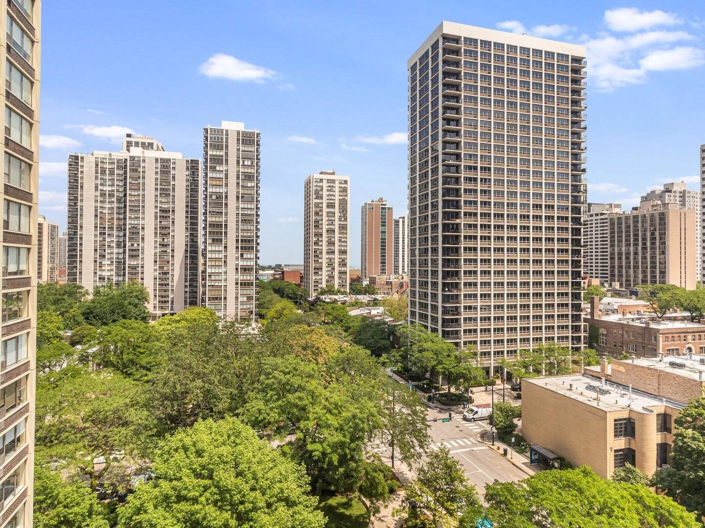 1355 N Sandburg Terrace #1009, Chicago, IL 60610