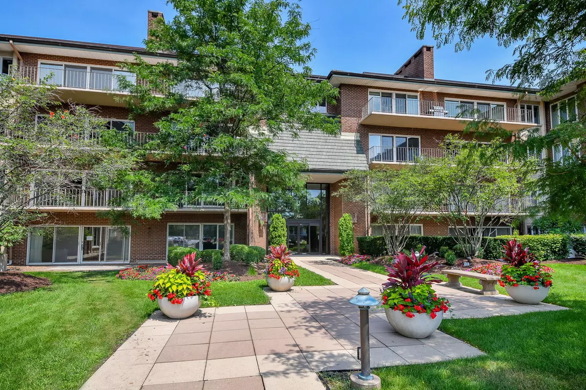 Oak Brook, IL 60523,5 Oak Brook Club Drive #N305