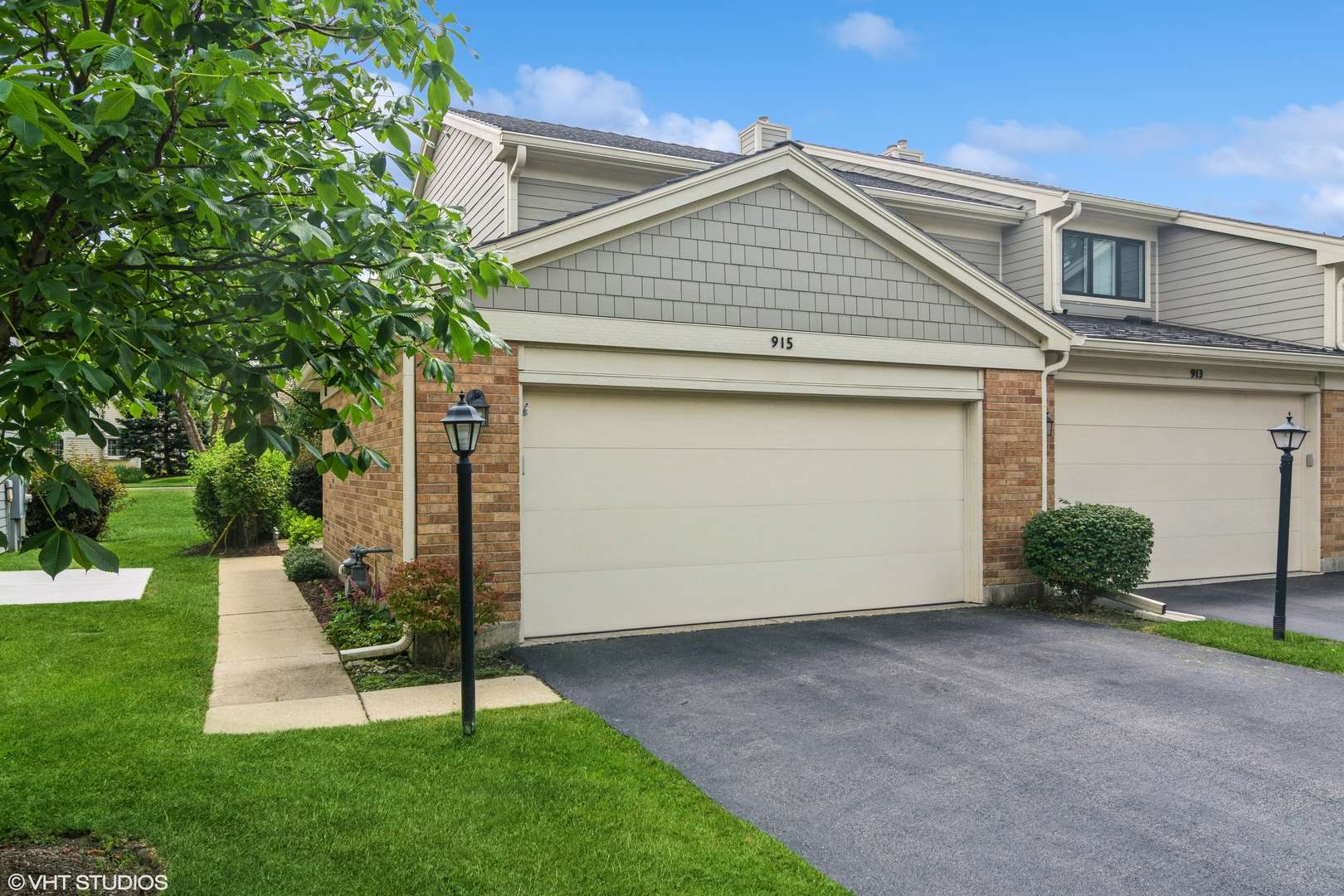 915 Suffolk Court, Libertyville, IL 60048