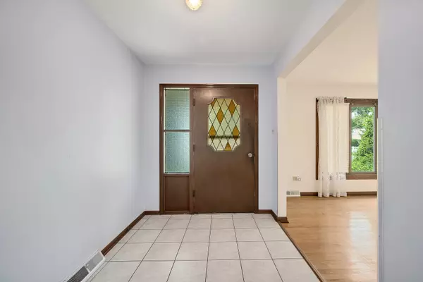 Darien, IL 60561,7925 Farmingdale Drive