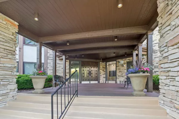 Mount Prospect, IL 60056,250 W Parliament Place #118