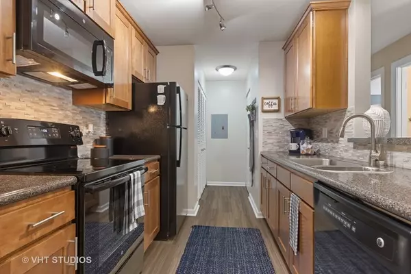 Wheaton, IL 60189,61 Kensington Circle #304