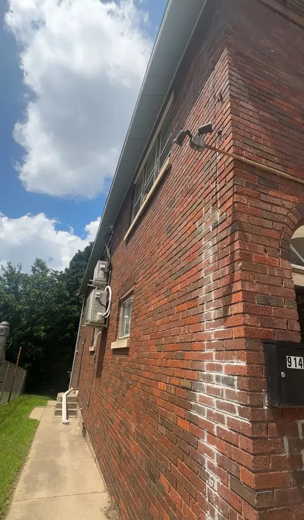 Rockford, IL 61103,914-916 N Winnebago N Street