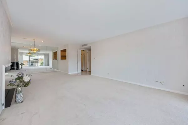 Oak Brook, IL 60523,2 Oakbrook Club Drive #B207