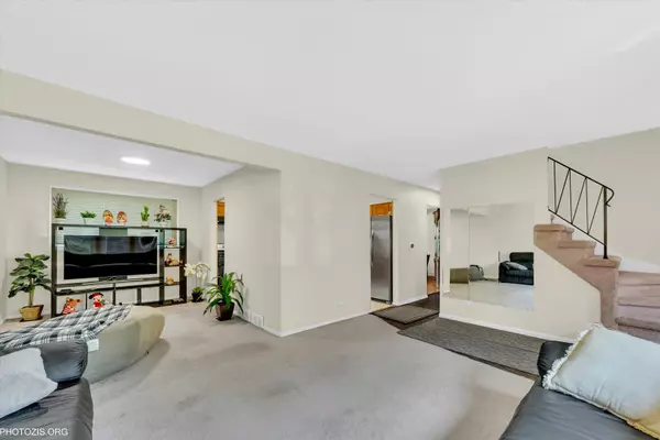 Mount Prospect, IL 60056,1330 S MALLARD Lane