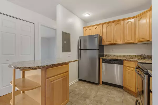 Roselle, IL 60172,1081 Rodenburg Road #105
