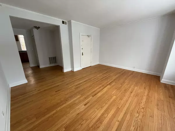Chicago, IL 60645,2002 W Jarvis Avenue #1