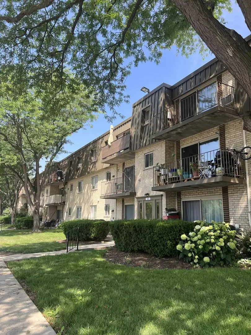 Wheeling, IL 60090,565 Fairway View Drive #2L