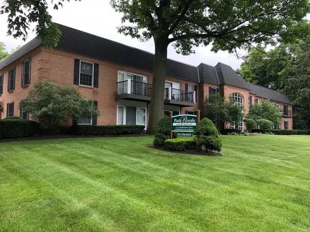 207 W Park Avenue #205, Libertyville, IL 60048