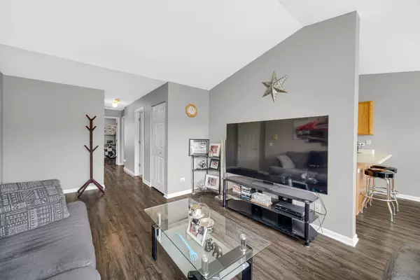 Round Lake Beach, IL 60073,1324 N Red Oak Circle #3