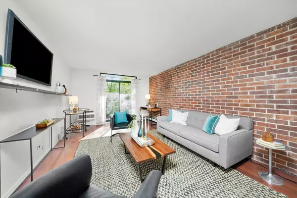 Chicago, IL 60613,3900 N PINE GROVE Avenue #412