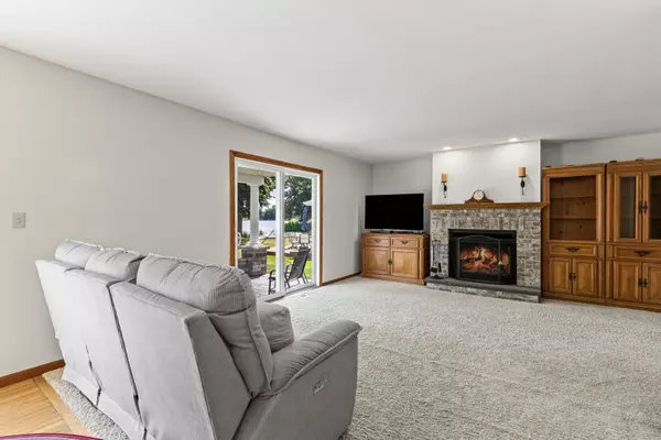 Third Lake, IL 60030,303 Mainsail Drive