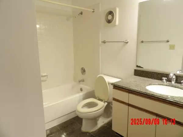 Schaumburg, IL 60195,75 Kristin Circle #302