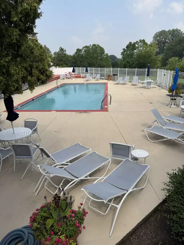 Schaumburg, IL 60195,75 Kristin Circle #302