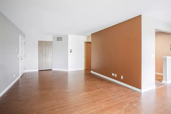 Schaumburg, IL 60194,196 Camden Court #W1