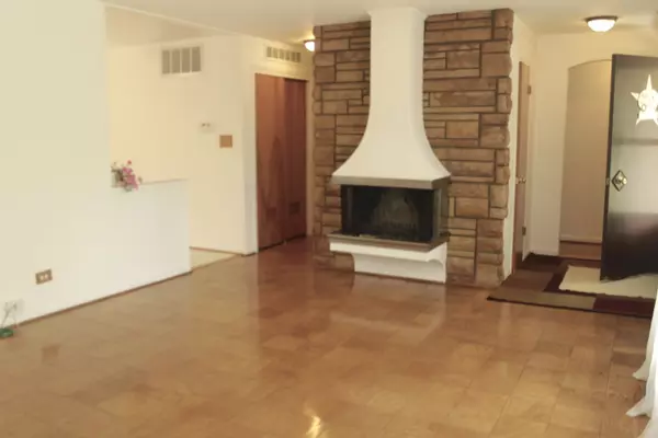 Elk Grove Village, IL 60007,1060 Warwick Lane