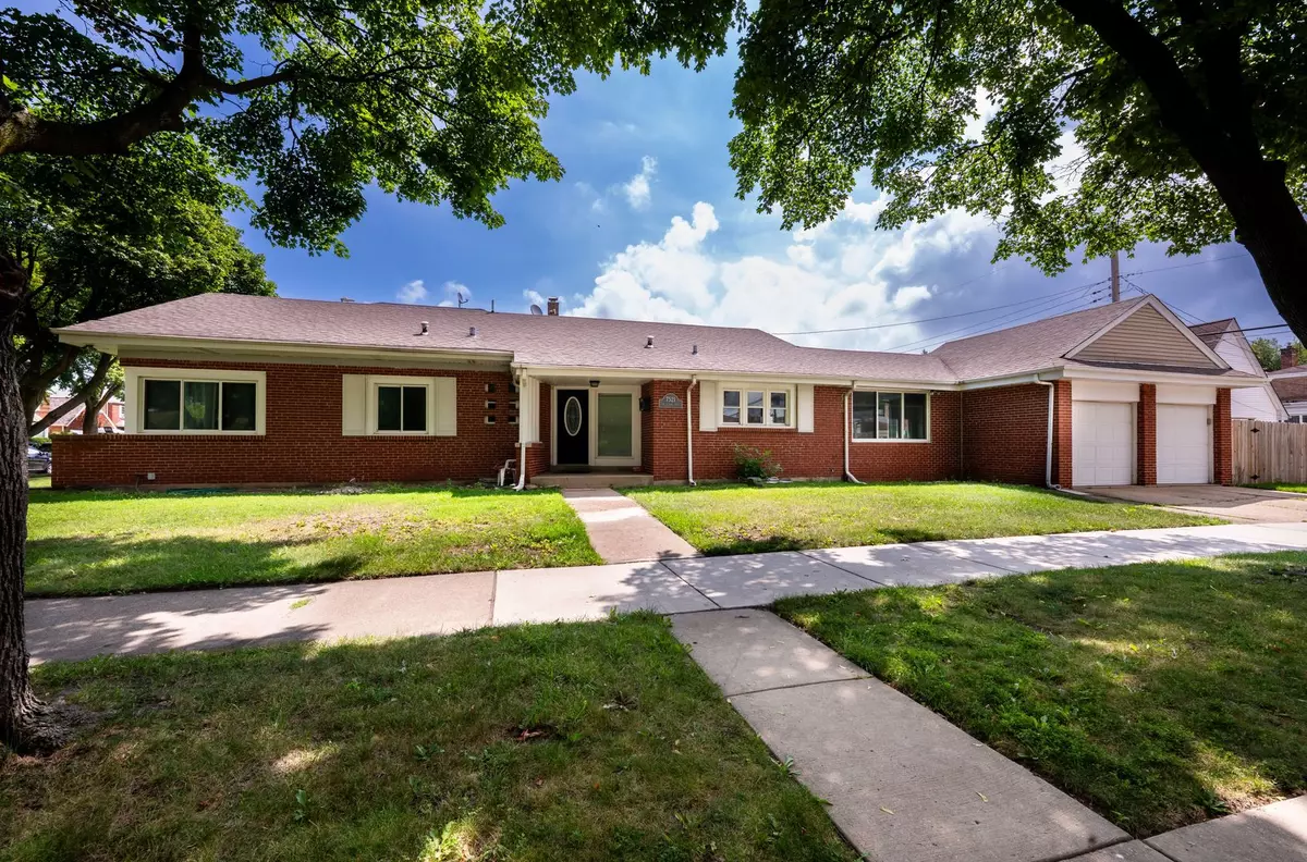 Chicago, IL 60645,7521 N Albany Avenue