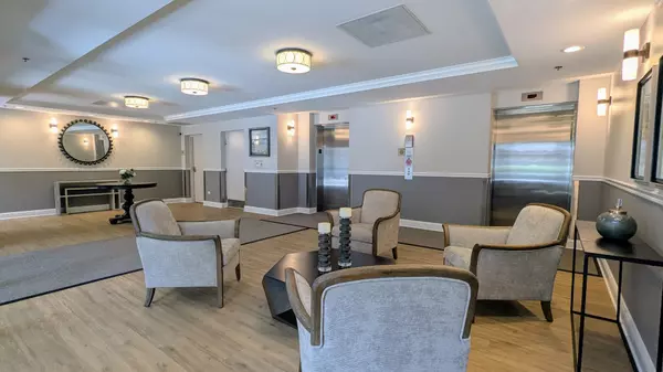 Palatine, IL 60067,390 W Mahogany Court #412